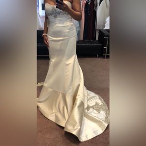 Wedding gown “Never Worn” brand new Victor Harper gown size 10, Ivory